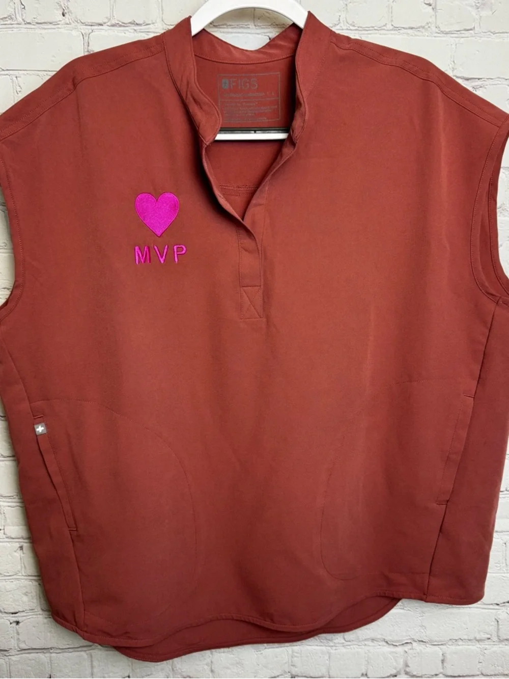 Figs Muted pink scrub top cap sleeve MVP heart ladies work wear pocket utility L - Picture 3 of 5
